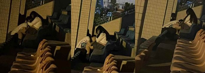 东湖皇家学院小情侣体育场约会直接忍不住了，让女主在大庭广众之下为其口交！男的喜欢舔逼！